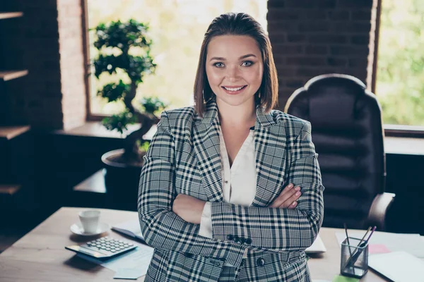 De cerca foto hermosa increíble confiable ella su negocio ocupado dama amigable humor manos brazos cruzados vidrio taza bebida caliente stand mesa inclinada oficina usando especificaciones formal-desgaste a cuadros traje a cuadros —  Fotos de Stock