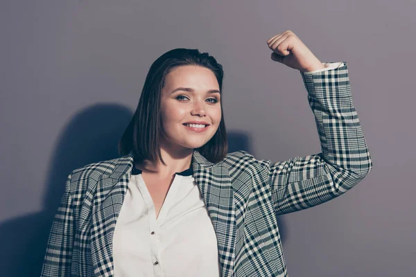 Närbild foto porträtt av glada säker positiv med Toothy strål ande leende hon hennes dam kontor Promotorn demonstrera stora muskler isolerad grå bakgrund — Stockfoto