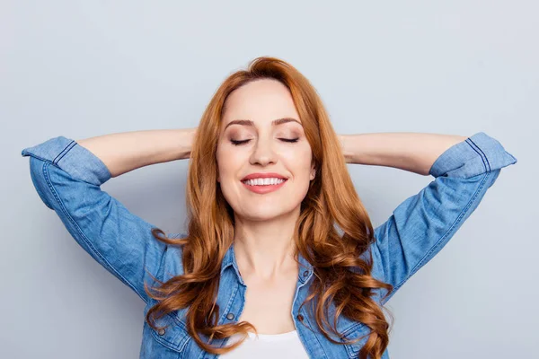 Close up foto chique bonito incrível ela seus braços senhora mãos levantadas atrás da cabeça olhos fechados dormindo livre minuto alegrou-se refresco desgaste casual azul jeans ganga camisa isolado fundo cinza — Fotografia de Stock