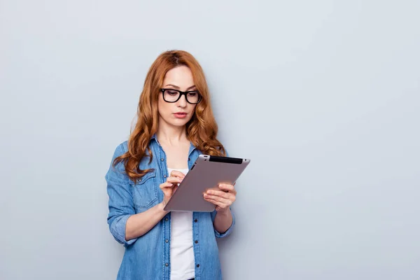 Close-up foto mooi ze haar krullend Foxy Lady Hold handen armen e-reader gadget aandachtig lezer leraar slimme slimme candid intelligente slijtage casual Blue Jeans denim overhemd geïsoleerde grijze achtergrond — Stockfoto