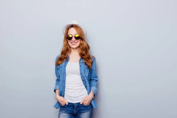 Närbild foto vacker fantastisk hon hennes fru förvånad händer armar fickor huvudet vit mössa säker gata ser funky slitage Dark Sun specs casual blå jeans Denim Skjorta isolerad grå bakgrund — Stockfoto