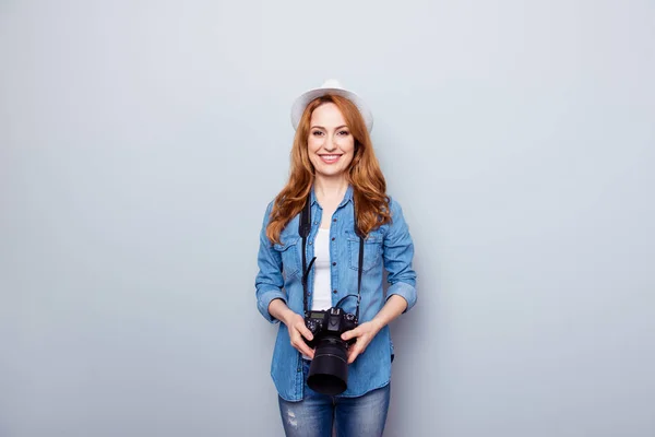 De cerca foto hermosa divertida funky ella su dama toothy viajero fotografía mano brazo cámara hacer tomar imágenes creativas tecnología moderna desgaste especificaciones casual jeans denim camisa aislado gris fondo —  Fotos de Stock