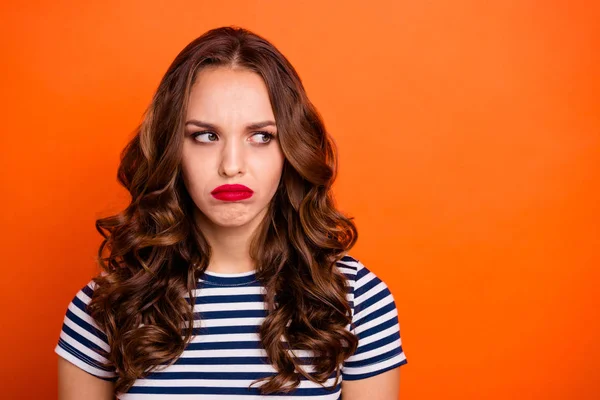 Nahaufnahme Foto schön sie ihre Dame roten Lippenstift Pomade aussehen Seite leer Raum nicht zufrieden Wetter schlechte Laune tragen lässig gestreift weiß blau T-Shirt Kleidung isoliert orange hell Hintergrund — Stockfoto