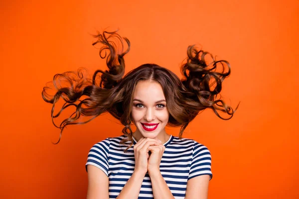 De cerca foto hermosa ella su señora lápiz labial rojo pomade manos brazos barbilla rizados del pelo vuelo sobrealegría estado de ánimo pacífico usar casual rayas blanco azul camiseta ropa aislada naranja brillante fondo — Foto de Stock