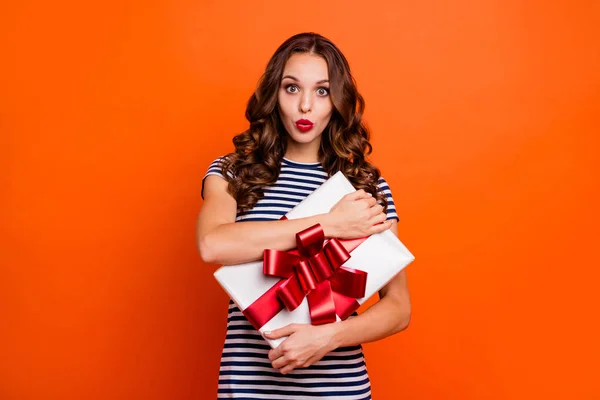 De cerca foto hermosa ella sus brazos de la señora gran caja de regalo mi precioso se preguntó qué dentro de mi mina labios rojos pomada desgaste casual rayas blanco azul camiseta ropa aislado naranja brillante fondo —  Fotos de Stock