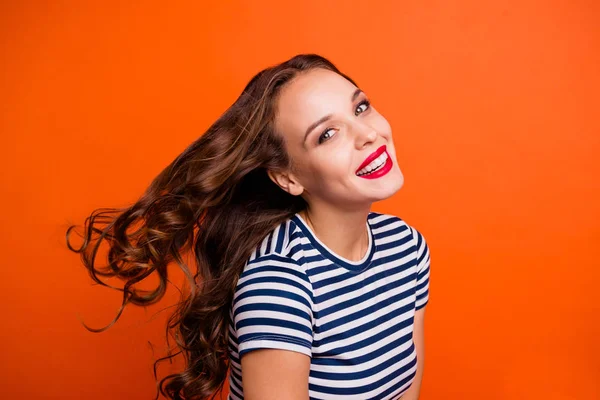 Primer plano foto retrato de alegre optimista descuidado disfrutando de nuevos cosméticos champú acondicionador cuidado del cabello ella su señora aislado fondo vivo vibrante — Foto de Stock