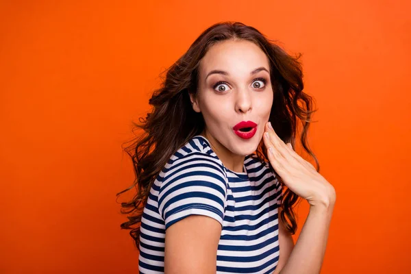 Primer plano foto foto retrato de encantador alegre con extraña expresión facial ella su señora con el peinado volador de la mano cerca de la boca aislado fondo vibrante —  Fotos de Stock