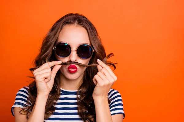 Närbild foto porträtt av skämtar ganska attraktiv lekfull barnslig söt smutsigt läppar hon hennes Vintage Lady håller curl över munnen med händerna isolerade levande bakgrund tomt utrymme — Stockfoto