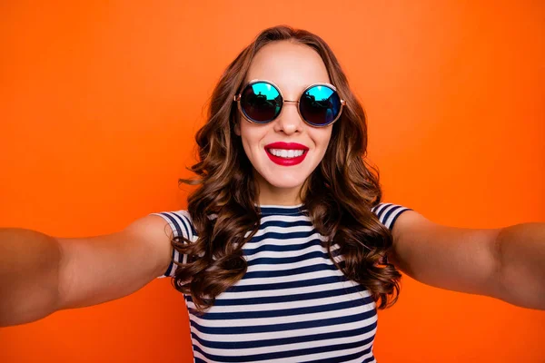 Close-up foto portret van grappige funky aantrekkelijk eerlijk met lange kapsel levendige lippen wit stralende glimlach ze haar dame maken het nemen van selfie op slimme telefoon geïsoleerde levendige achtergrond — Stockfoto