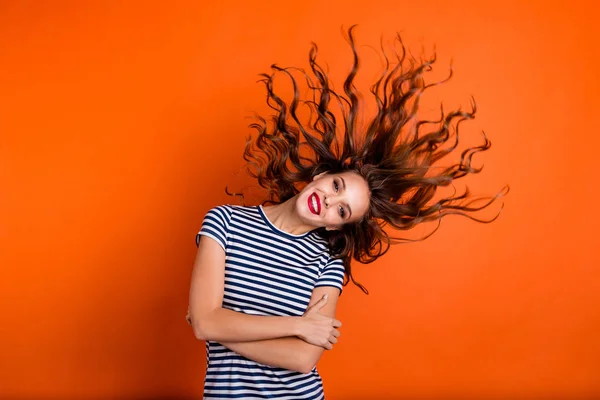 Primo piano foto ritratto di abbastanza bello felice attraente splendida affascinante lei la sua signora che mostra la forza di lunghezza del taglio di capelli haircare incrociato mani piegate isolato sfondo vivido — Foto Stock