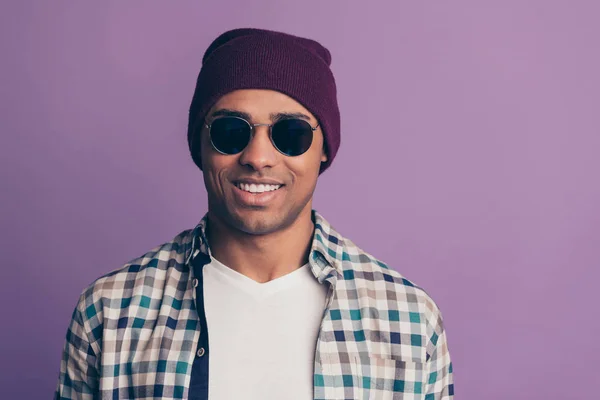 Close up foto incrível bonito funky ele seu macho cara mostrar branco perfeito dentes moderno look desgaste especificações casuais cor de ameixa headwear xadrez camisa xadrez isolado roxo violeta fundo — Fotografia de Stock