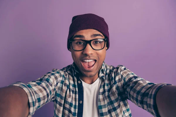 Primer plano foto retrato de alegre despreocupado loco estudiante millennial toma foto aislado violeta fondo —  Fotos de Stock