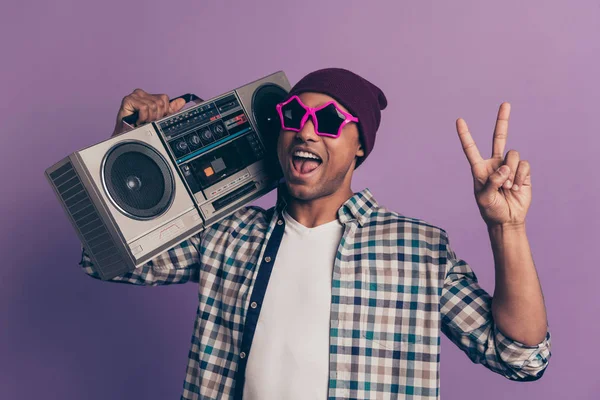 Primer plano foto retrato de divertido funky agradable guapo descuidado emocionado gritando estudiante extático celebración jugador en el hombro dar v-signo aislado fondo violeta —  Fotos de Stock