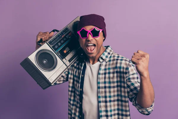 Close up photo portrait of handsome modern positive successful cool swag screaming yeah student millennial holding cassette player on shoulder isolated violet background — Stock Photo, Image