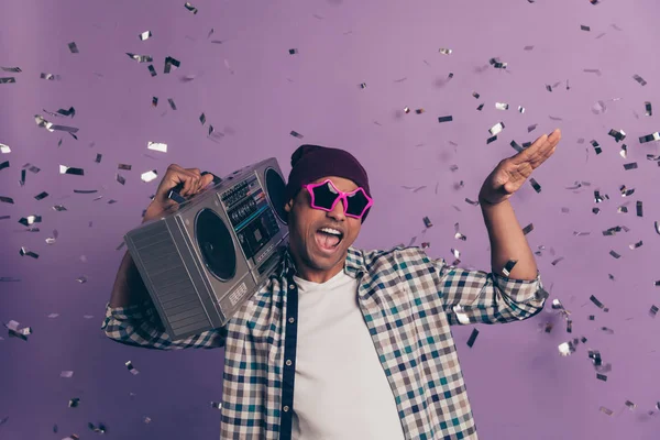 Foto retrato de loco divertido funky alegre tener tiempo libre estudiante millennial haciendo ruido disfrutando de sonido bajo de radio jugador gesto manos aislado violeta brillo fondo —  Fotos de Stock