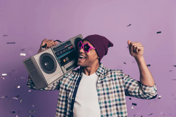 Foto retrato de animado cool swag moderno extático despreocupado louco engraçado funky estudante segurando casette player rádio no ombro desfrutando de som agradável isolado violeta brilho cintilantes fundo — Fotografia de Stock