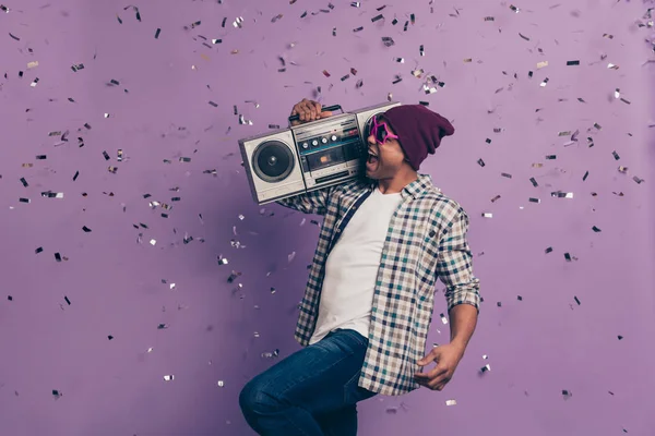 Despreocupado gritando gritando con voz fuerte cantando dj canción sonido estudiante millennial en jeans denim moderno fresco botín ropa celebración casette radio jugador hombro aislado brillo fondo —  Fotos de Stock