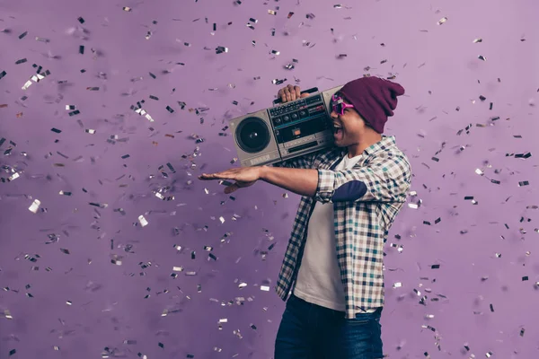 Knap gek funky schreeuwen opgewonden verheugd open mond gebaren hand dansen danser student duizendjarige genieten van luide volume zet cassettespeler geïsoleerd violet glitter sparkles achtergrond — Stockfoto