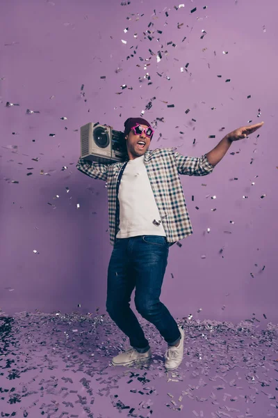 Longitud completa cuerpo tamaño vertical foto retrato de alegre positivo despreocupado encantador guapo estudiante millennial dj teniendo cumpleaños gesto manos usando denim ropa aislado violeta fondo —  Fotos de Stock