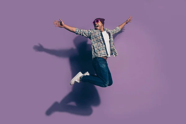 Full body length size photo of funny funky optimistic modern screaming shouting rejoicing ecstatic person in denim shoes sneakers isolated violet background — Stock Photo, Image