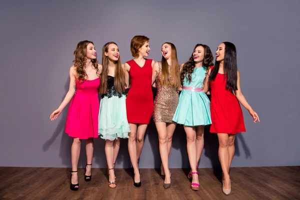 Longitud completa tamaño del cuerpo foto hermosa ella sus seis señoras caminata club nocturno festivo colegio social escuela graduación vinculación desgaste moda brillante colorido formal-desgaste vestidos aislado fondo gris — Foto de Stock