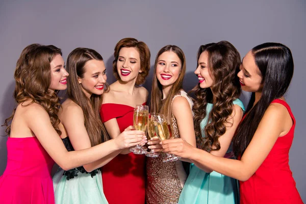 Close up πλευρά εικόνα φωτογραφία όμορφη αυτή έξι κυρίες δέσιμο χρυσό αφρώδης οίνος εορταστική κοινωνική σχολείο αποφοίτηση γιορτή Ένδυση μόδα πολύχρωμα τυπική-φορούν φόρεμα απομονωμένη γκρι φόντο — Φωτογραφία Αρχείου