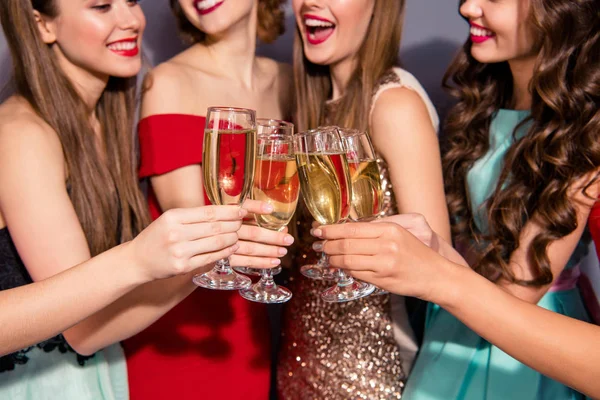 Beskäras närbild foto vacker hon hennes damer bindning gyllene mousserande vin nattklubbar festlig social skola examen slitage mode färgglada Formalwear klänning isolerad grå bakgrund — Stockfoto