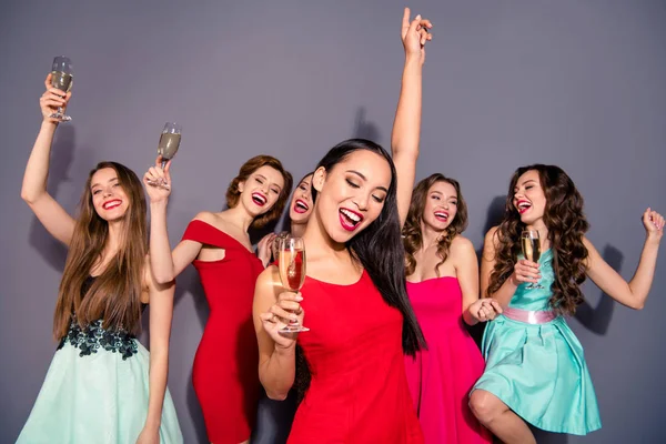 Portret van mooie chique koele Winsome mooie charmante aantrekkelijke prachtige prachtige slimme vrolijke dames met leuke nachtleven nachtclub jurk Bachelor clubbing Clubber geïsoleerd op Violet grijze achtergrond — Stockfoto