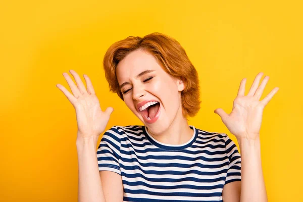 Close up foto linda incrível gritando ela seus olhos senhora boca fechada braço aberto levantar melhor vitória feliz desgaste casual listrado branco azul t-shirt roupa isolada amarelo brilhante fundo — Fotografia de Stock