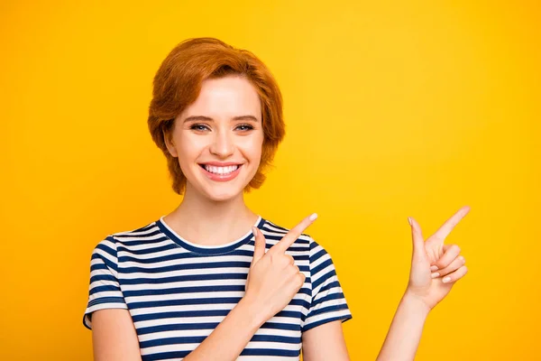 Close up φωτογραφία όμορφη αυτή Lady χέρια μπράτσα δάχτυλα που υποδεικνύουν κενό χώρο συμβουλεύει Αγοράστε αγοραστή πωλούν νέα προϊόντα φορούν περιστασιακή ριγέ λευκό t-shirt στολή ρούχα απομονωμένη κίτρινο φόντο — Φωτογραφία Αρχείου