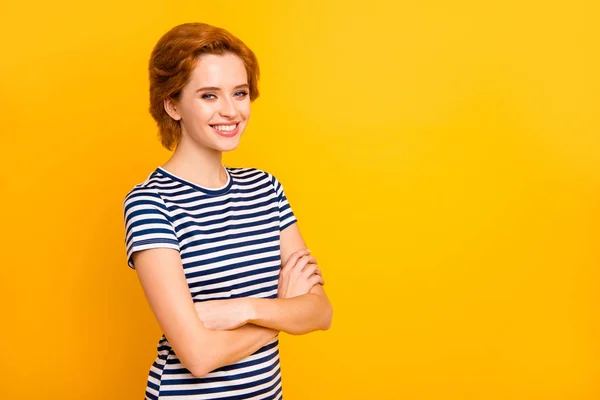 Close up side profile photo beautiful self-confident she her lady hands arms crossed positivamente toothy beaming smile wear casual striped white t-shirt roupa isolada amarelo brilhante fundo — Fotografia de Stock