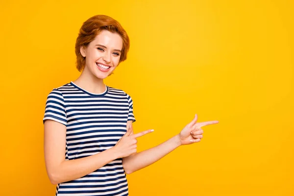 Close up foto bonita ela sua senhora mãos braços dedos indicando espaço vazio aconselhando comprar comprador vender novo produto desgaste casual listrado branco t-shirt roupa isolado fundo amarelo — Fotografia de Stock