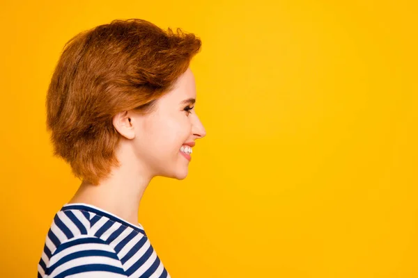 De cerca foto de perfil lateral hermosa increíble ella su mirada dama espacio vacío se preguntó escuchar dientes blancos dientes toothy desgaste casual rayas blanco azul camiseta traje ropa aislado amarillo brillante fondo — Foto de Stock