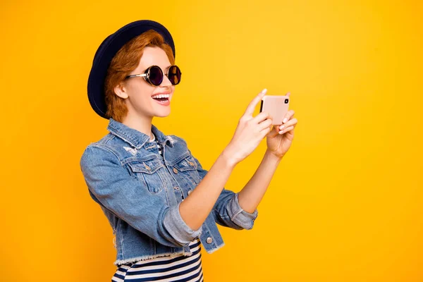 Крупный боковой профиль фото лиса она ее леди современный телефон сделать селфи говорить скайп носить спецификации винтажная шляпа случайно полосатая футболка пиджак джинсы изолированные желтый яркий фон — стоковое фото