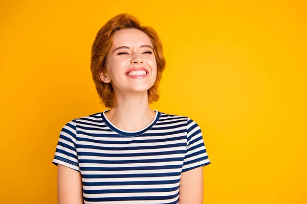 Κοντινό-up πορτρέτο της είναι ωραία όμορφη όμορφη γοητευτική ελκυστική χαρούμενη χαρούμενο αισιόδοξο κορίτσι γέλιο lol χαχανι γέλιο απομονώνονται πάνω από φωτεινό ζωντανό λαμπερό κίτρινο φόντο — Φωτογραφία Αρχείου