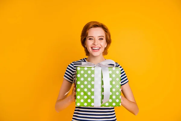 Retrato dela ela agradável bonito bonito bonito bonito encantador alegre alegre alegre menina feliz obter receber segurando em mãos caixa verde compra isolado sobre brilhante brilhante brilho vivo fundo amarelo — Fotografia de Stock