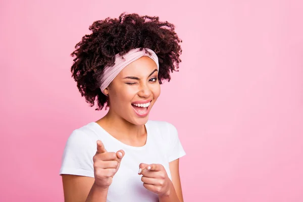 Close up foto bello incredibile divertente lei la sua pelle scura occhiolino occhi positivi amichevole indicando le dita il tuo turno il suo simbolo indossare testa sciarpa casual bianco t-shirt isolato rosa sfondo luminoso — Foto Stock