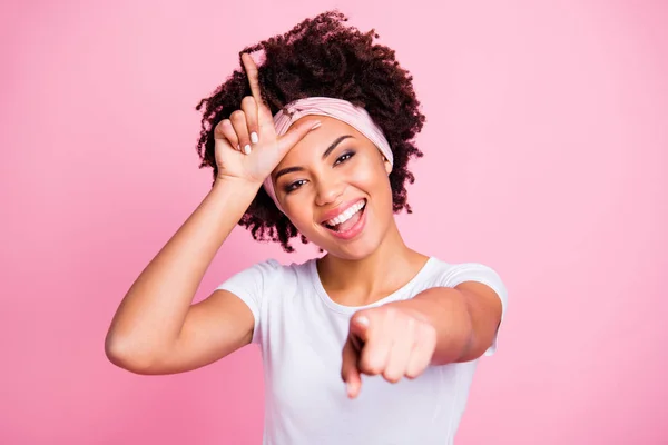 De cerca foto hermosa funky infantil ella su piel oscura dama malvada persona haciendo perdedor símbolo frente descortés indicar dedo desgaste cabeza bufanda casual blanco camiseta aislado rosa brillante fondo — Foto de Stock