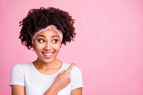 Närbild foto funky fantastiska vackra hon hennes mörka hud modell Lady hipster ser tomt utrymme indikerar finger nyhet produktköp köpare slitage huvudscarf casual t-shirt isolerad rosa ljus bakgrund — Stockfoto