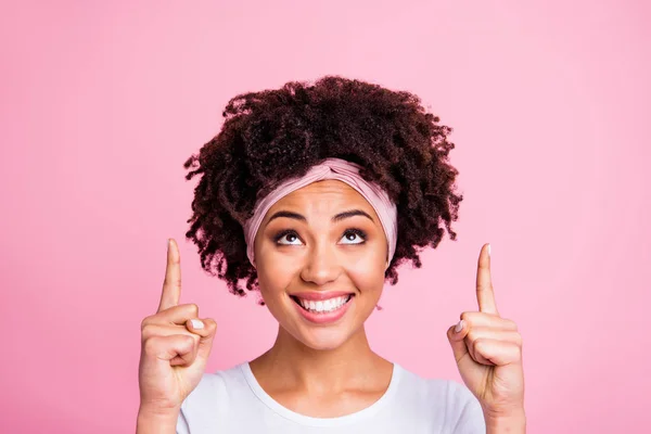 Närbild foto funky fantastiska vackra hon hennes mörka hud modell Lady indikerar upp tomt utrymme fingrar nyhet produktköp köpare slitage huvudscarf casual vit t-shirt isolerad rosa ljus bakgrund — Stockfoto