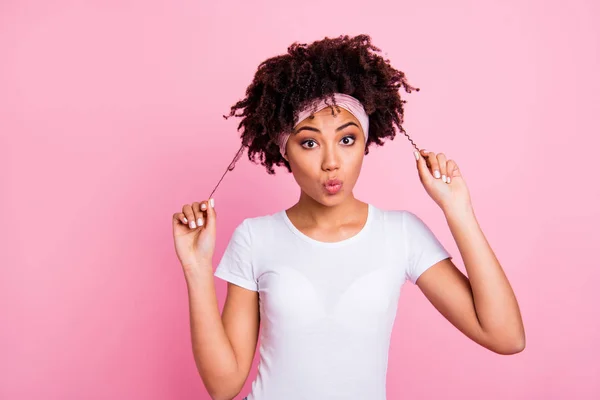 Primer plano retrato de ella ella agradable aspecto encantador lindo atractivo encantador alegre alegre chica de pelo ondulado jugando con rizos aislados sobre fondo pastel rosa — Foto de Stock