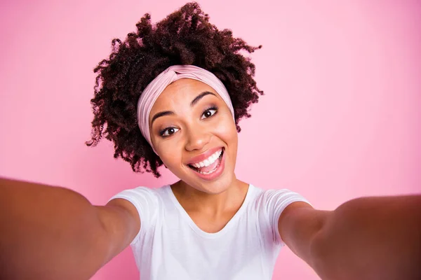 Autoritratto di lei lei bello-looking affascinante carino lucentezza winsome dolce attraente bella amabile allegro allegro ragazza dai capelli ondulati divertirsi isolato su sfondo rosa pastello — Foto Stock