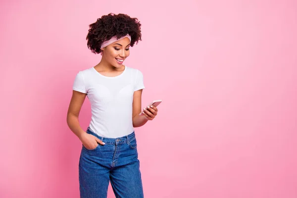 Retrato de bonito encantador lindo guapo femenino fascinante encantador seguro alegre alegre alegre chica de pelo ondulado utilizando el nuevo dispositivo gadget aislado sobre fondo pastel rosa — Foto de Stock