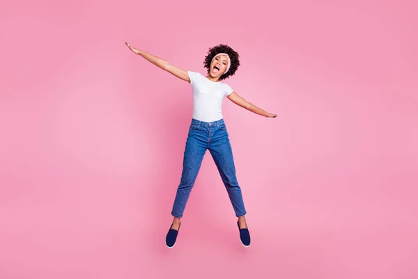 Longitud completa tamaño del cuerpo ver retrato de bonito atractivo ajuste encantador delgado delgado delgado alegre despreocupado descuidado ondulado pelo chica banda bufanda divertirse primavera aislado sobre rosa pastel fondo —  Fotos de Stock