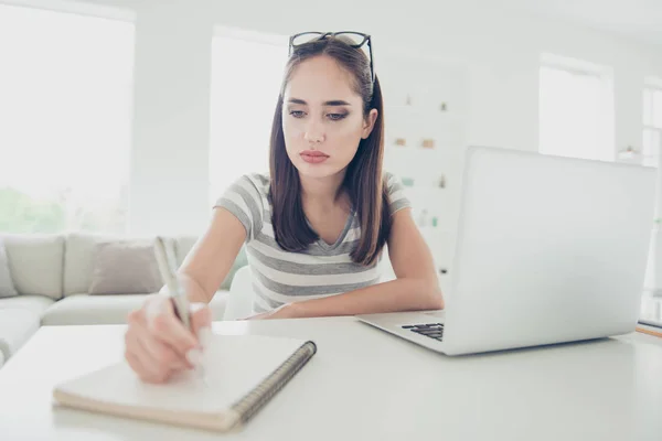 Primer plano foto hermosa atenta ella su señora manos brazos lápiz escribir notas planificador después de la lección de la web casera usar jeans camiseta a rayas denim asiento silla de confort casa luminosa sala de estar en el interior — Foto de Stock