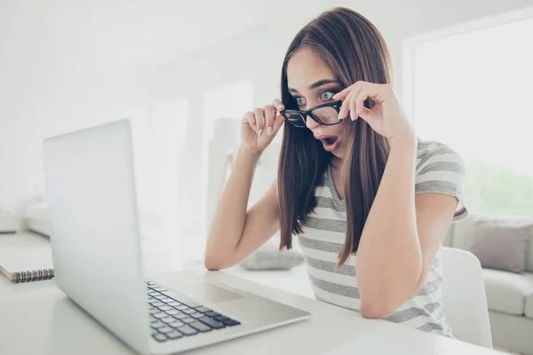 De cerca foto hermosa atenta ella su señora homey web lección épica fallar boca abierta ojos grandes mirar pantalla portátil usar jeans vaqueros rayas camiseta sentarse comodidad silla casa luminosa sala de estar interior — Foto de Stock