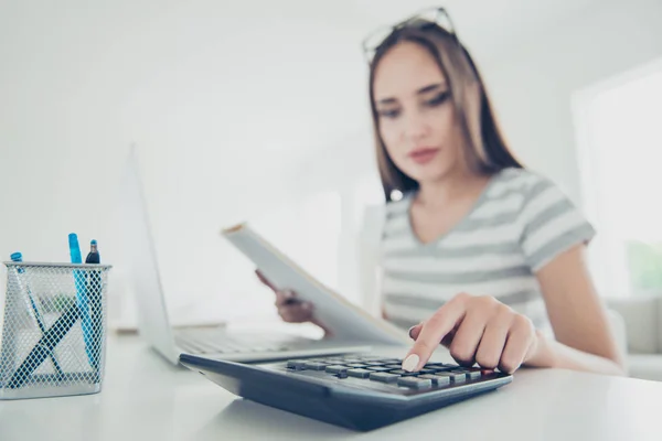 De cerca foto hermosa ella su señora mesa cuaderno cuenta salario independiente calculando la inversión de ingresos familiares usar jeans camiseta a rayas denim asiento silla de confort casa luminosa sala de estar en el interior — Foto de Stock