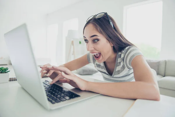 De cerca foto de perfil lateral hermosa ella su mesa de cuaderno señora gritar manos brazos teclado primero freelance salario usar jeans vaqueros rayas camiseta sentarse comodidad silla casa luminoso salón interior — Foto de Stock