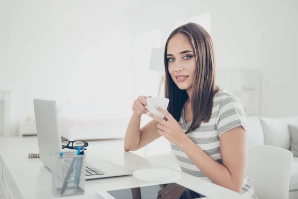 De cerca lado perfil foto hermosa ella su señora sostener mano brazo caliente bebida calma pacífica minuto libre freelancer usar camiseta a rayas jeans lean confort divan luminosa casa plana sala de estar en el interior — Foto de Stock