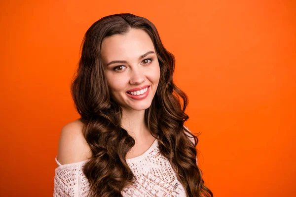 Retrato de cerca de aspecto agradable adorable guapo fascinante dulce atractivo encantador encantador lindo alegre soñador ondulado dama de pelo ondulado aislado sobre brillante brillo vivo fondo naranja — Foto de Stock